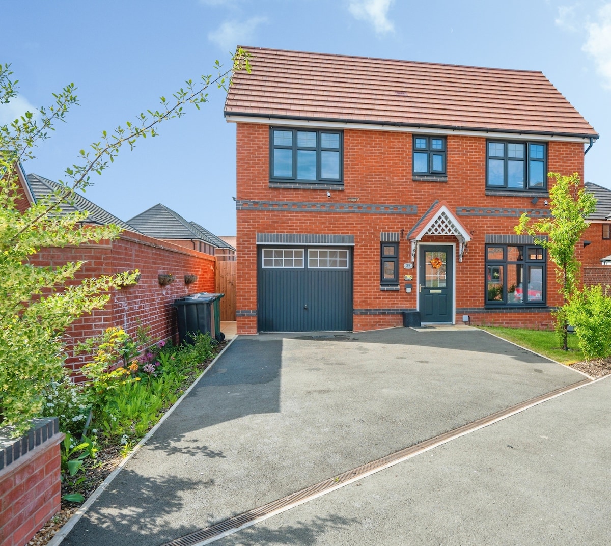 3BR Detached: SuperKing | Parking x2 | Sleeps 7 - Photo 2
