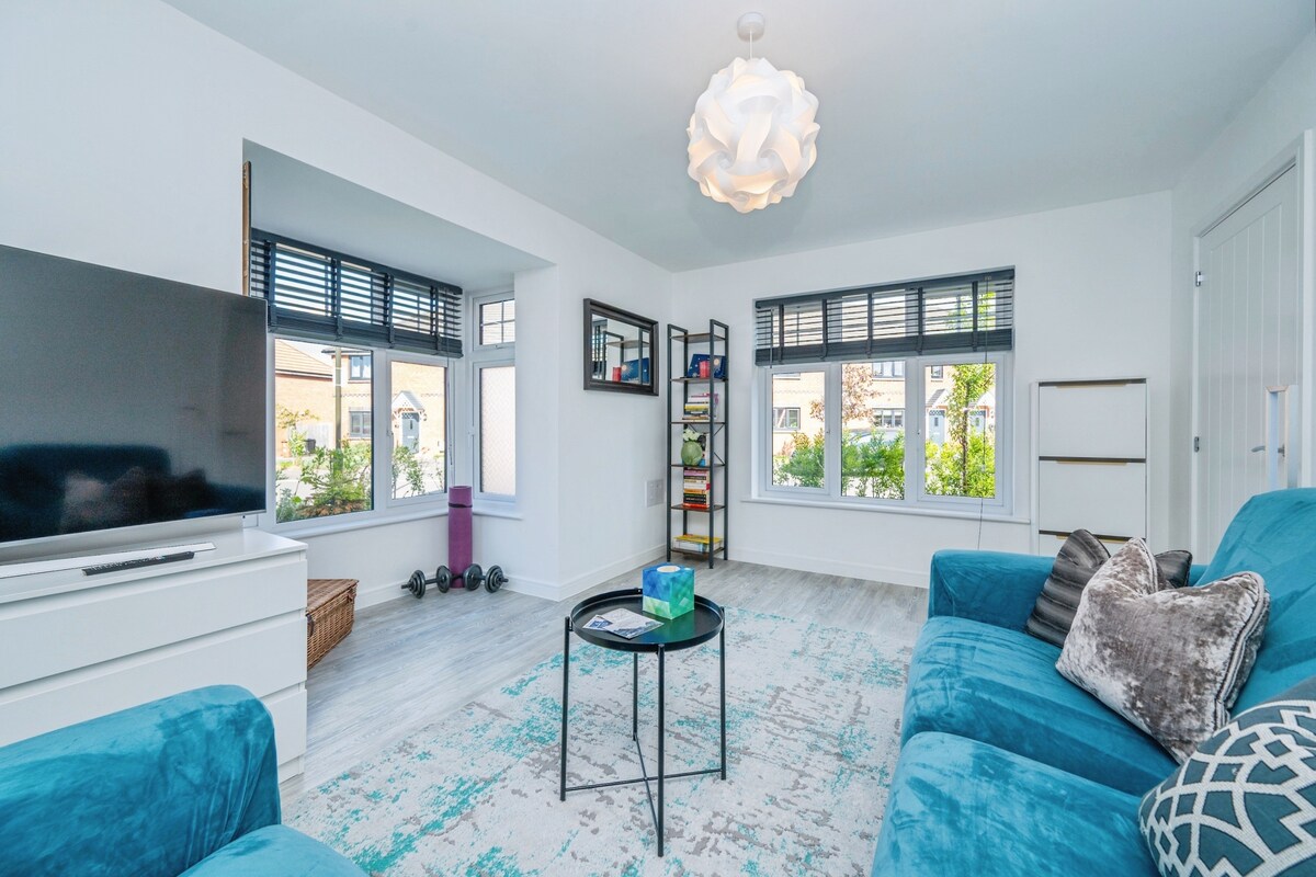 3BR Detached: SuperKing | Parking x2 | Sleeps 7 - Photo 3