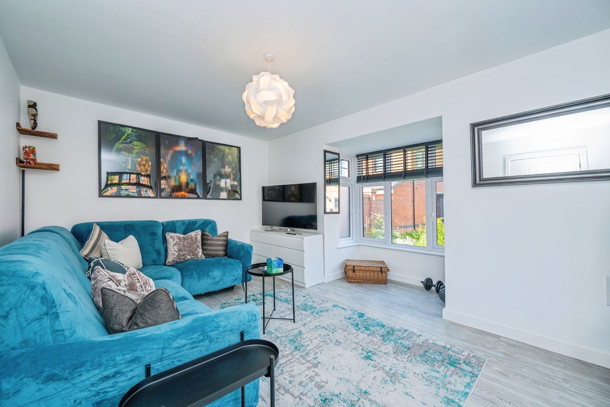 3BR Detached: SuperKing | Parking x2 | Sleeps 7 - Photo 6