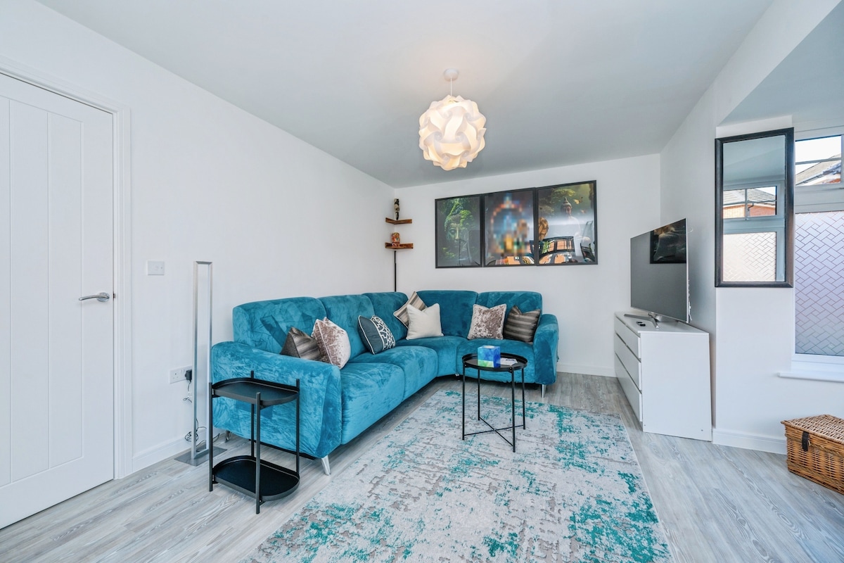 3BR Detached: SuperKing | Parking x2 | Sleeps 7 - Photo 7