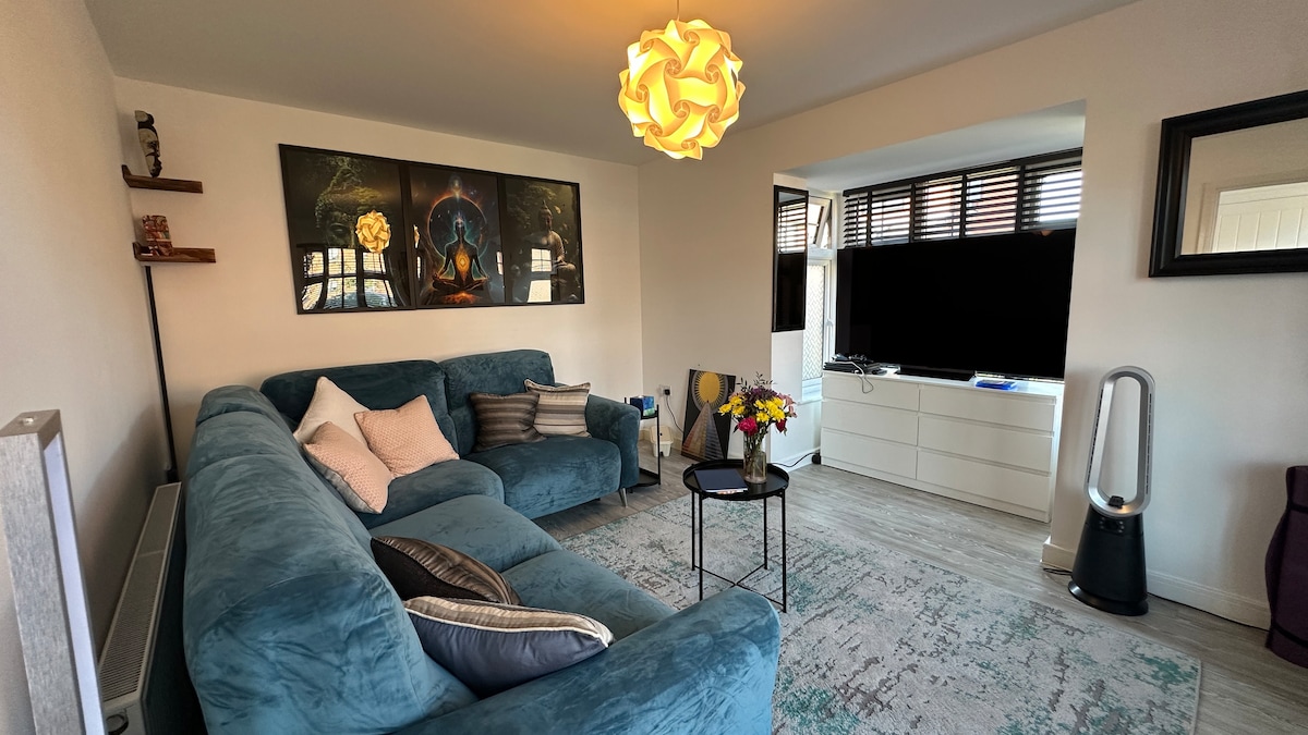 3BR Detached: SuperKing | Parking x2 | Sleeps 7 - Photo 12