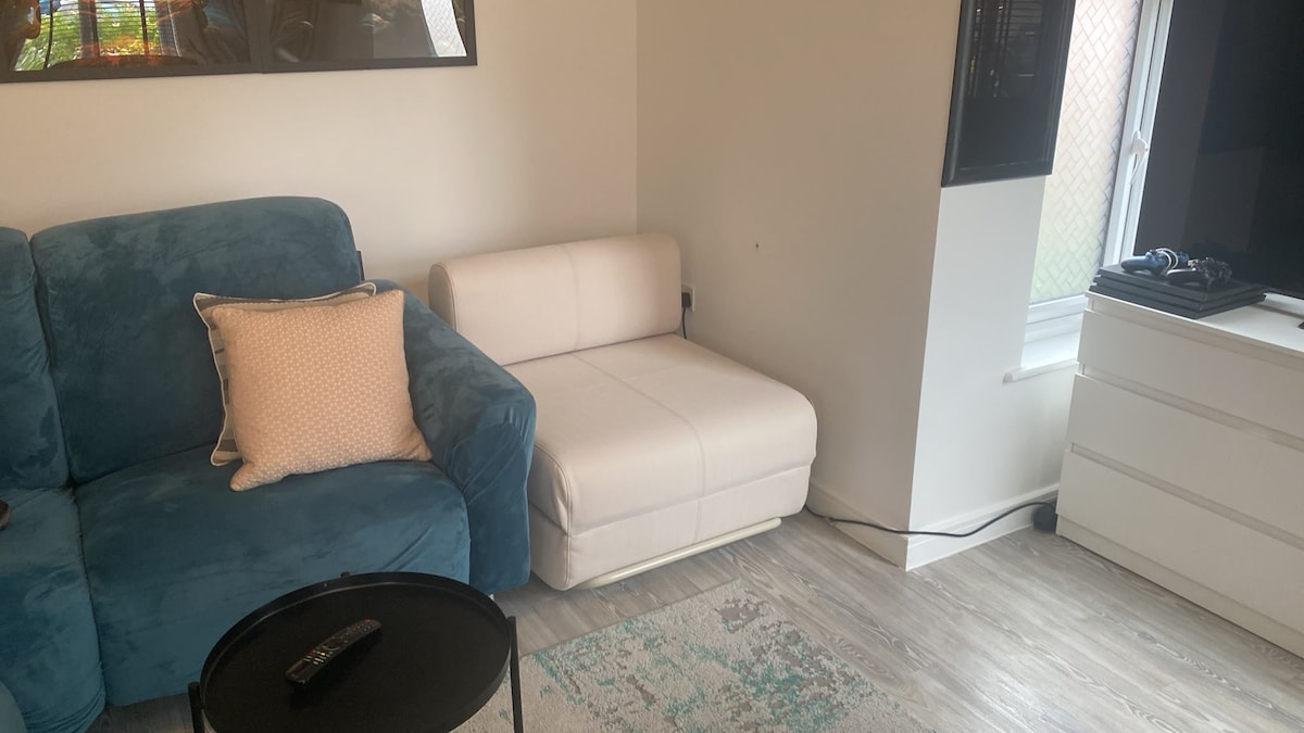 3BR Detached: SuperKing | Parking x2 | Sleeps 7 - Photo 13
