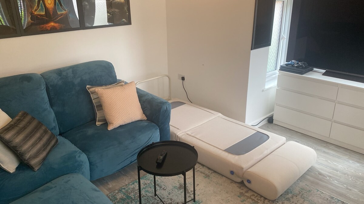 3BR Detached: SuperKing | Parking x2 | Sleeps 7 - Photo 15