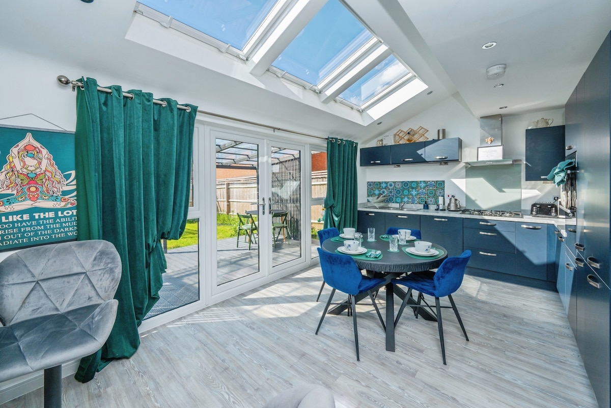 3BR Detached: SuperKing | Parking x2 | Sleeps 7 - Photo 18
