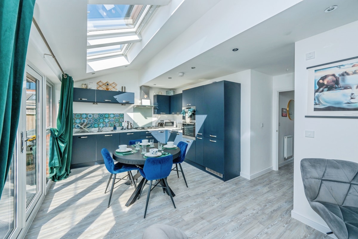 3BR Detached: SuperKing | Parking x2 | Sleeps 7 - Photo 20