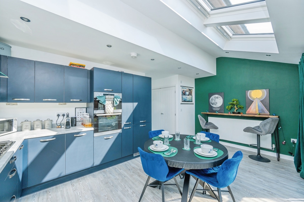 3BR Detached: SuperKing | Parking x2 | Sleeps 7 - Photo 24