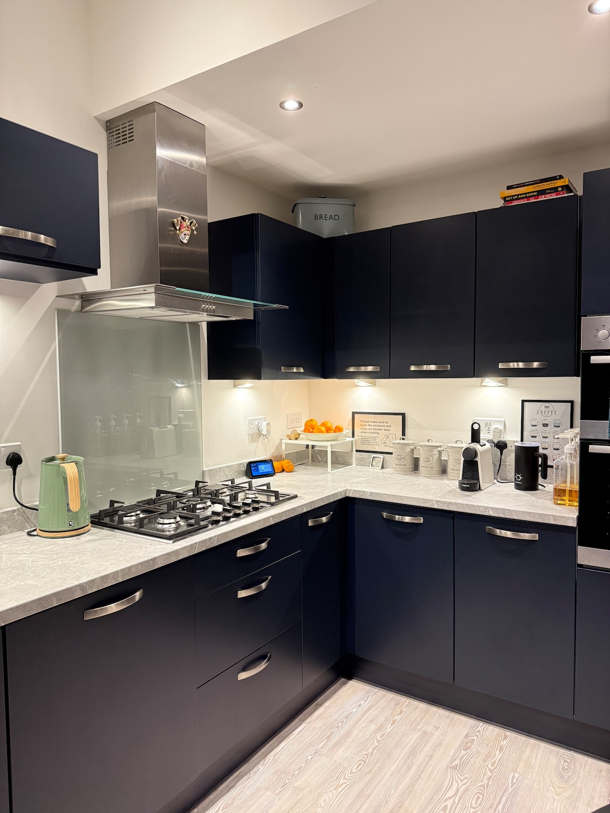 3BR Detached: SuperKing | Parking x2 | Sleeps 7 - Photo 29