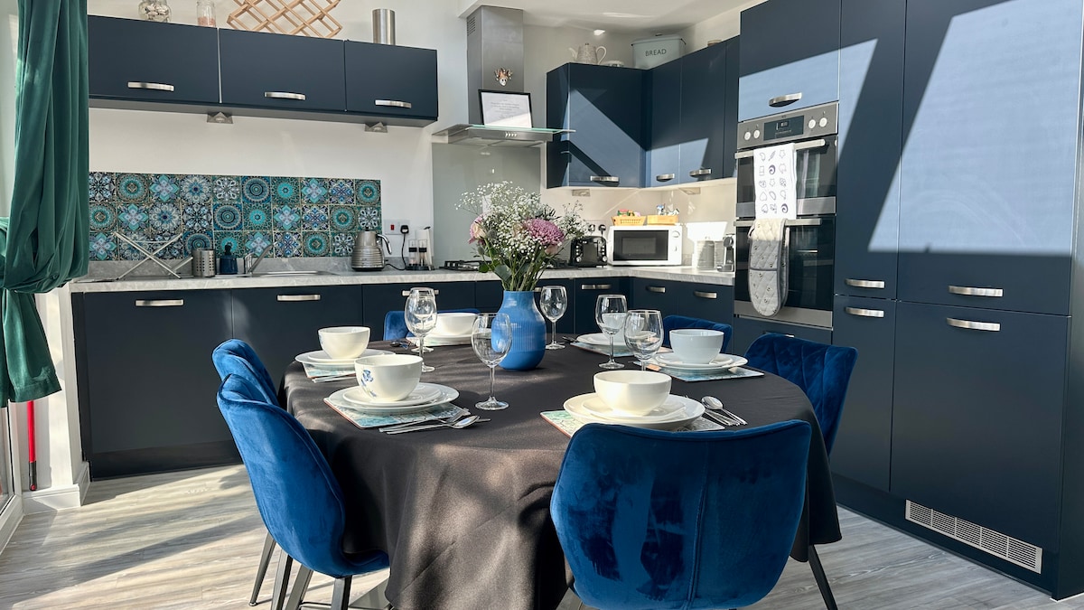 3BR Detached: SuperKing | Parking x2 | Sleeps 7 - Photo 38