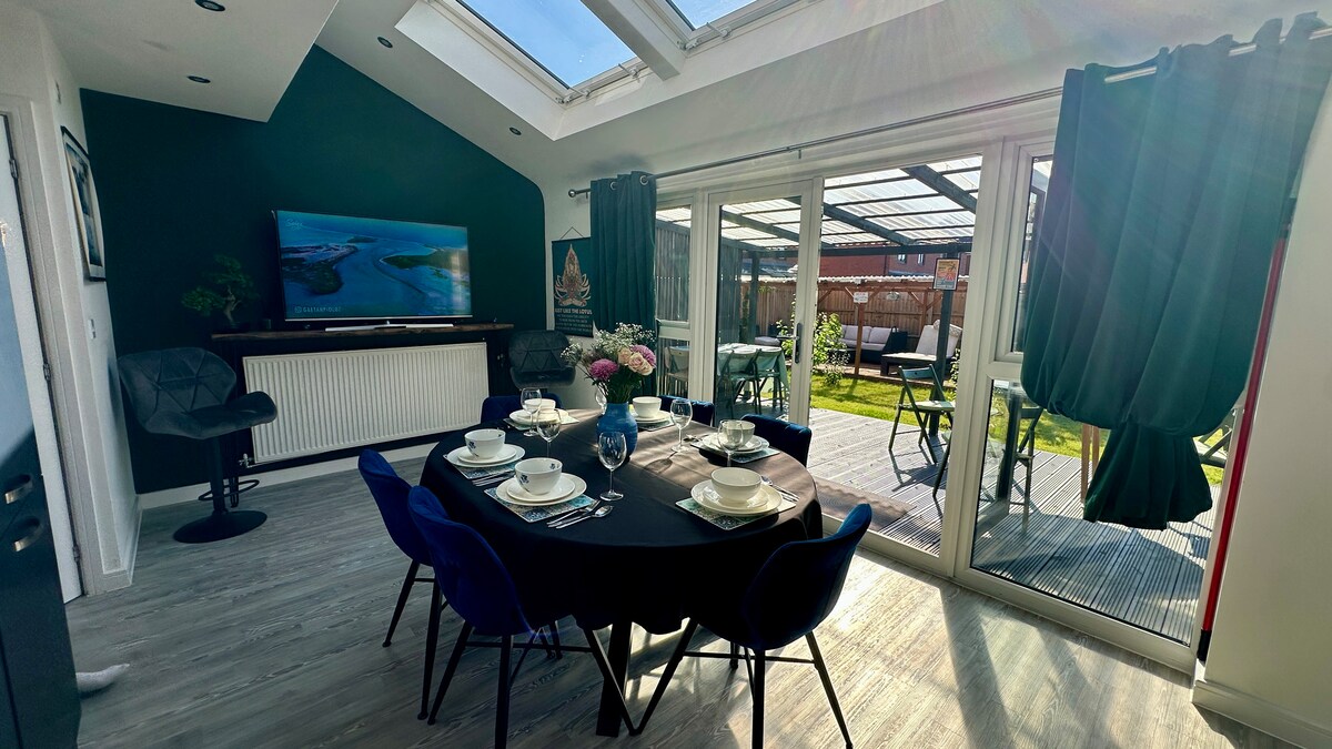 3BR Detached: SuperKing | Parking x2 | Sleeps 7 - Photo 39