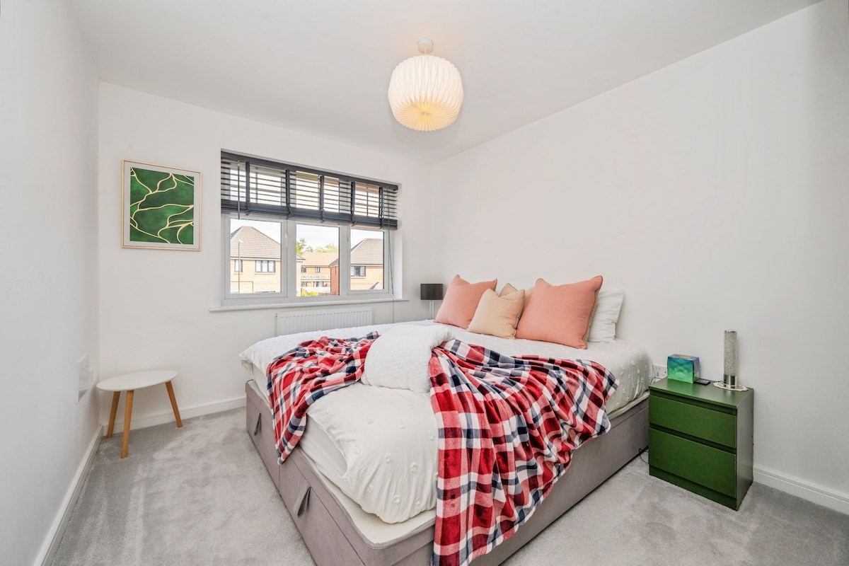 3BR Detached: SuperKing | Parking x2 | Sleeps 7 - Photo 42