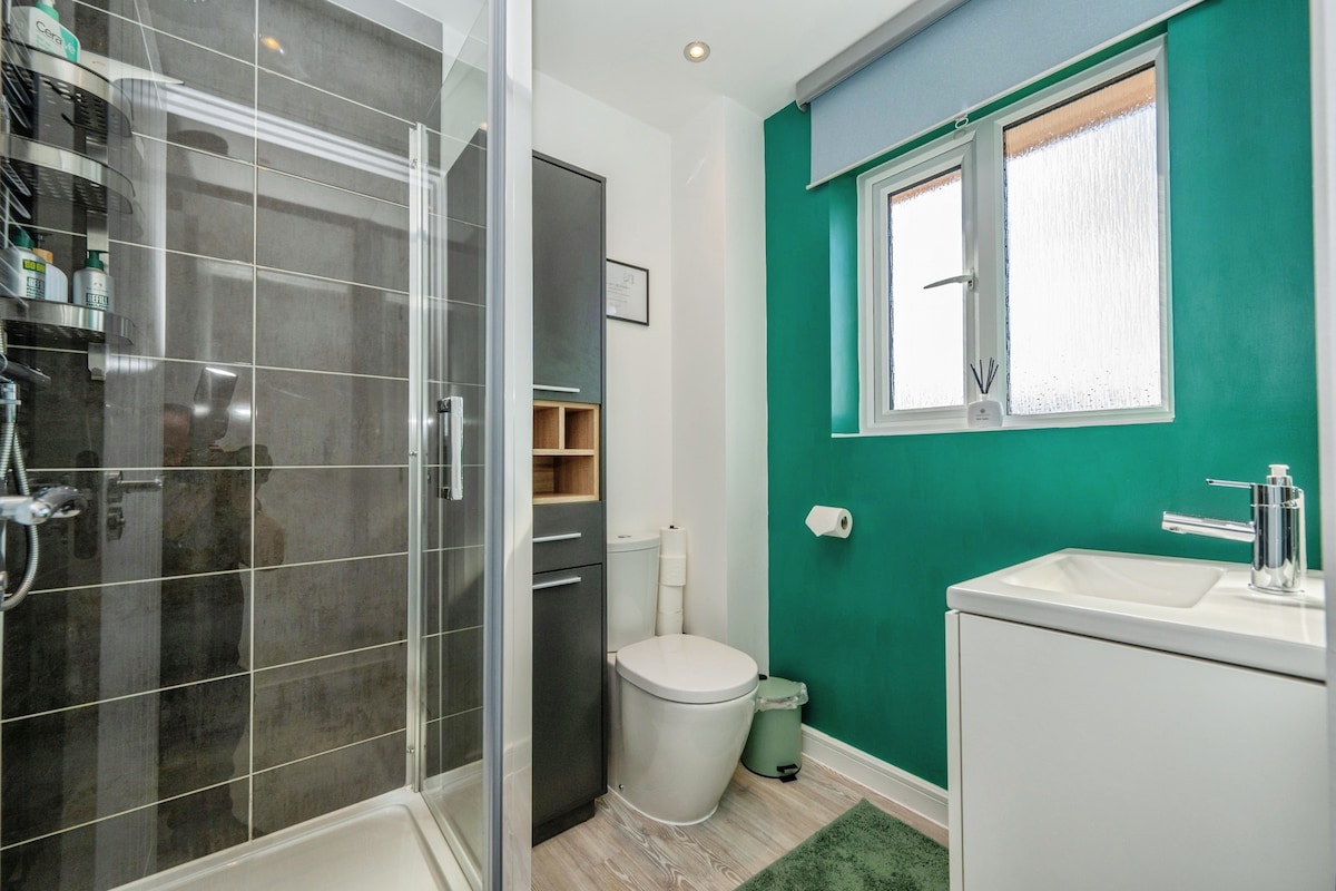 3BR Detached: SuperKing | Parking x2 | Sleeps 7 - Photo 55