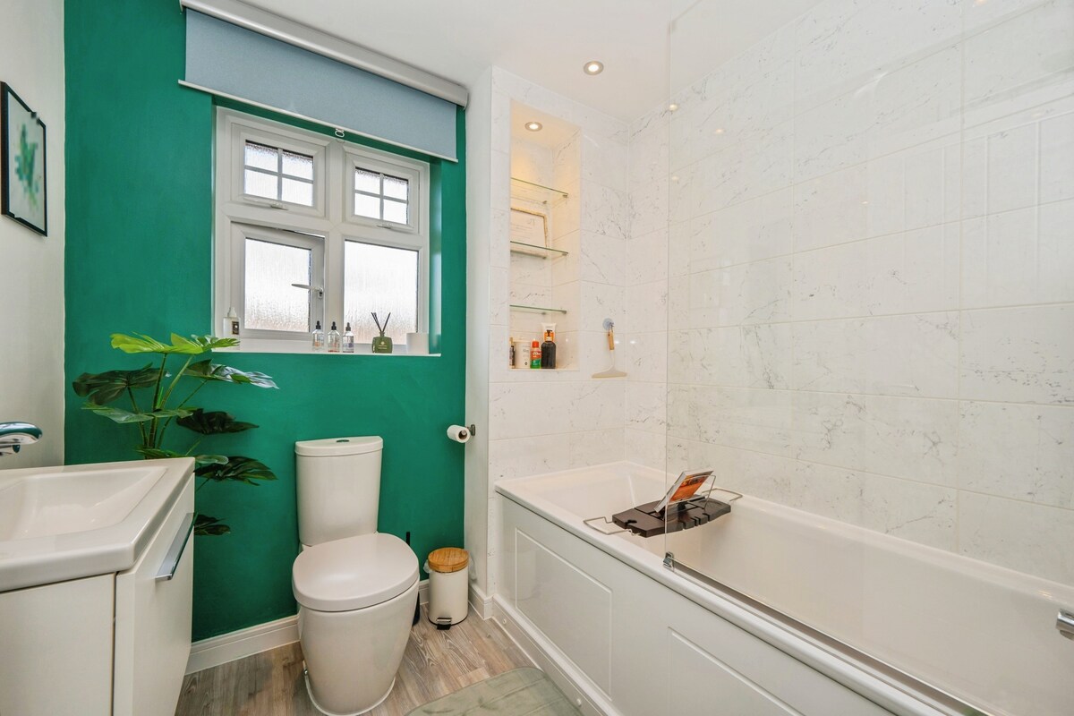 3BR Detached: SuperKing | Parking x2 | Sleeps 7 - Photo 58