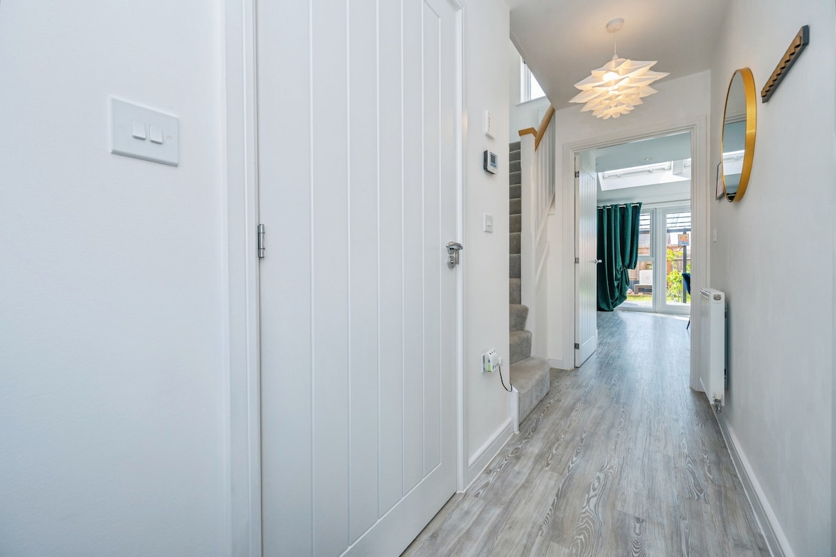 3BR Detached: SuperKing | Parking x2 | Sleeps 7 - Photo 80