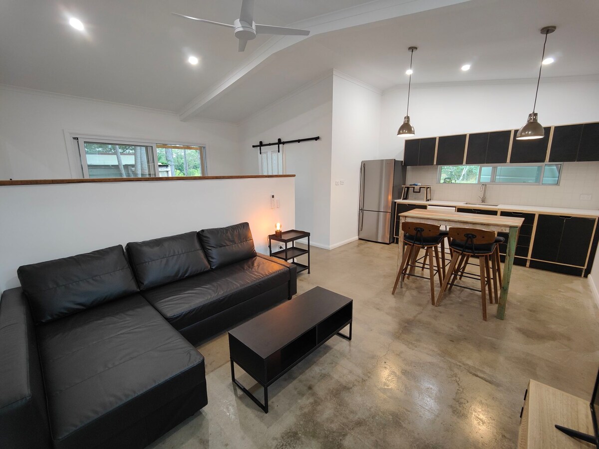 Cosy Palms Cottage Pet Friendly enclosed yard - Photo 2