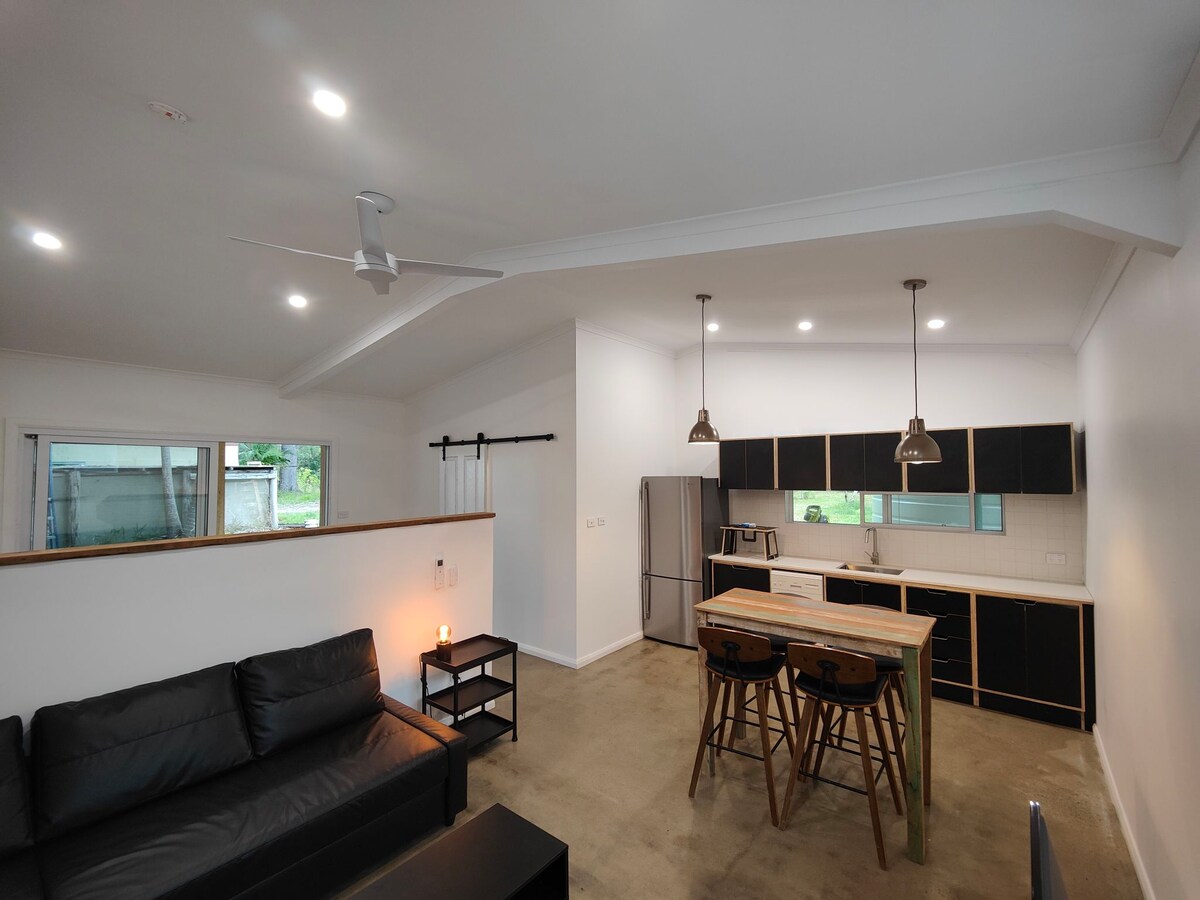Cosy Palms Cottage Pet Friendly enclosed yard - Photo 3