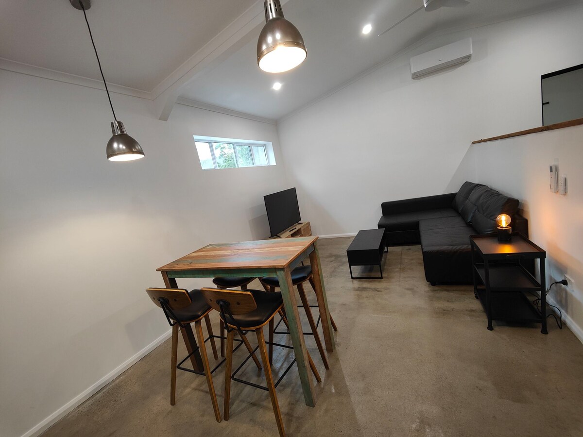 Cosy Palms Cottage Pet Friendly enclosed yard - Photo 5