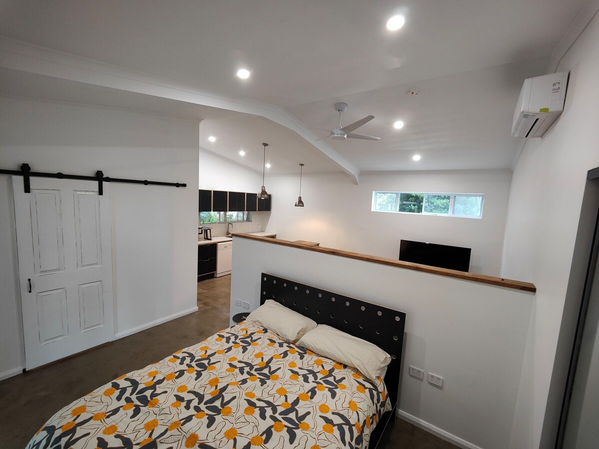 Cosy Palms Cottage Pet Friendly enclosed yard - Photo 8
