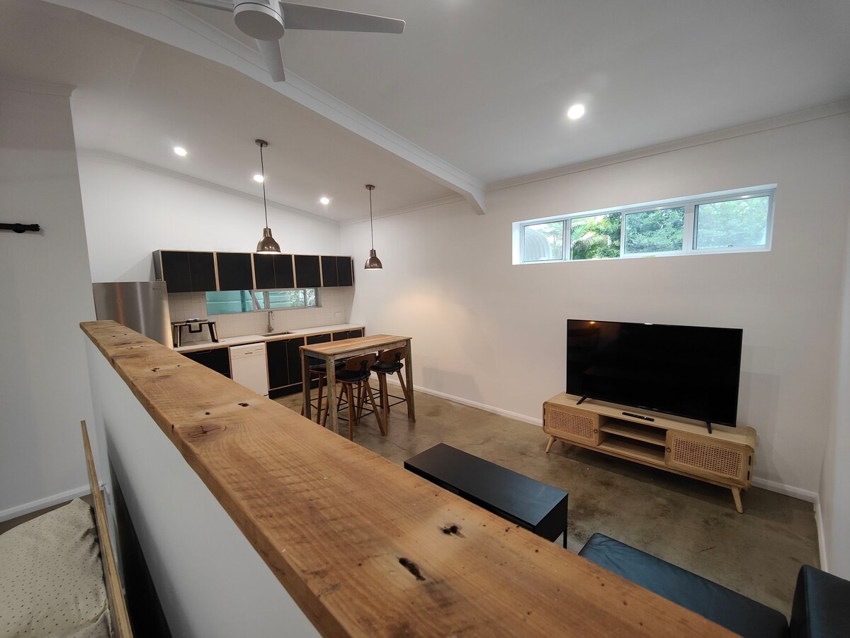 Cosy Palms Cottage Pet Friendly enclosed yard - Photo 17