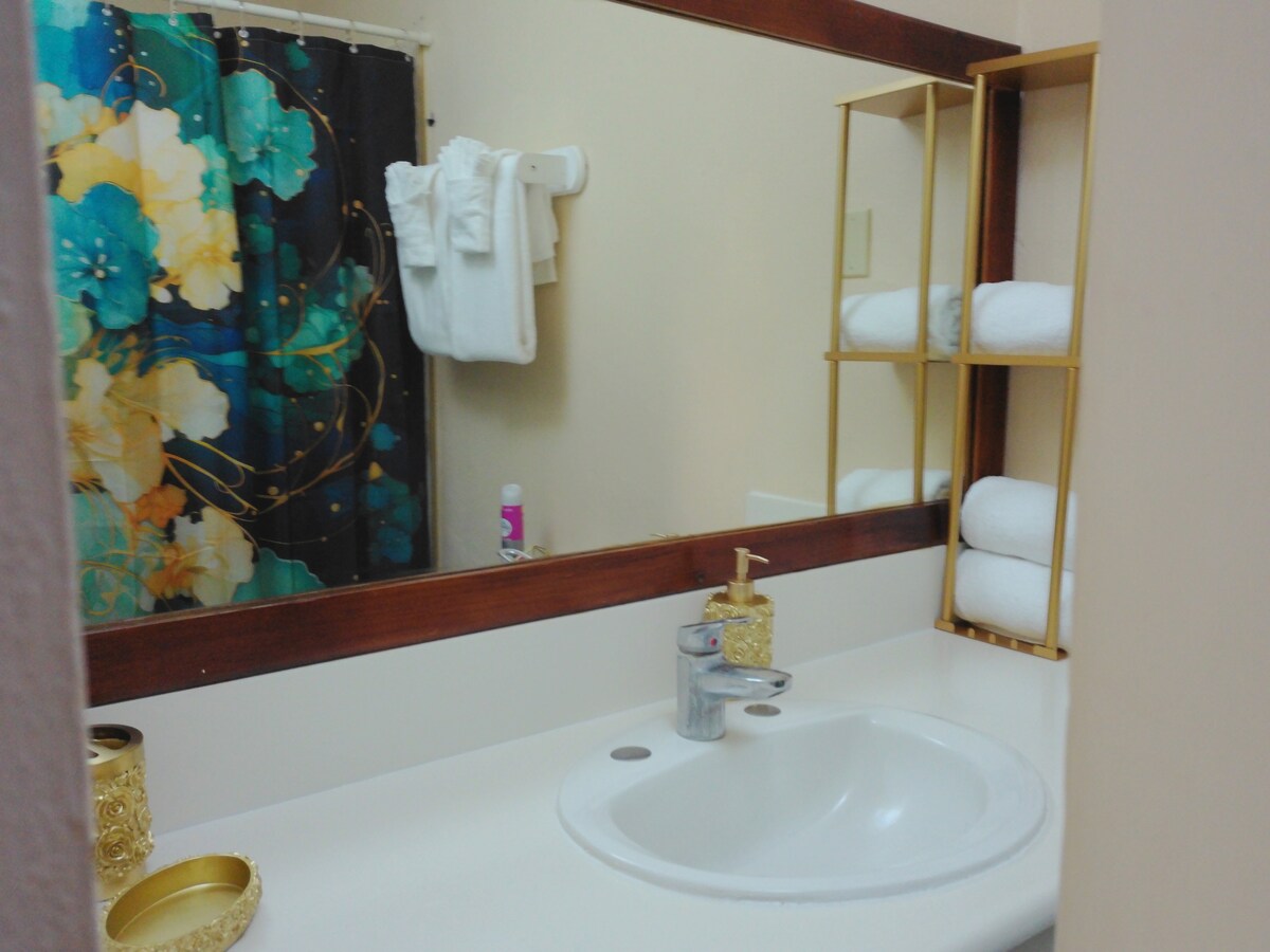 Beachfront Getaway•King Bed•Pool•Family Friendly - Photo 20