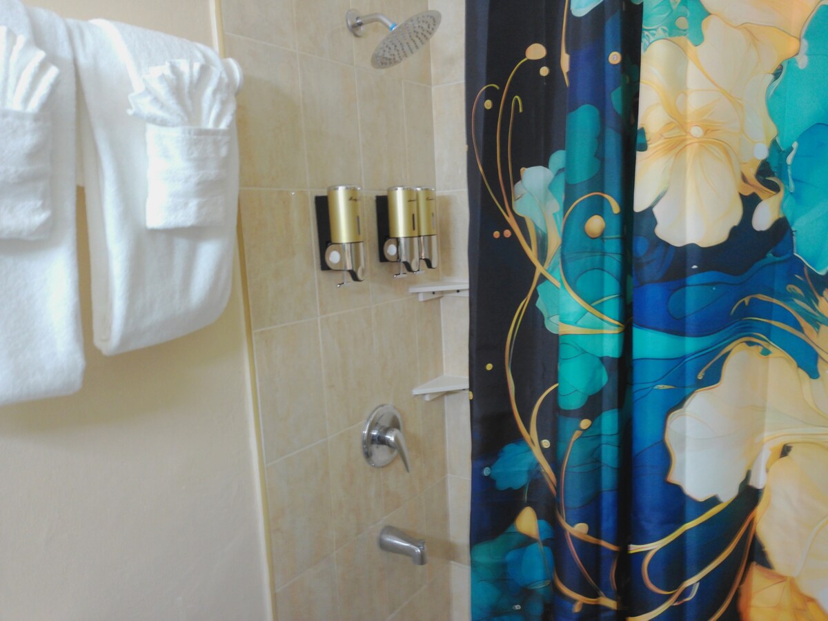 Beachfront Getaway•King Bed•Pool•Family Friendly - Photo 21