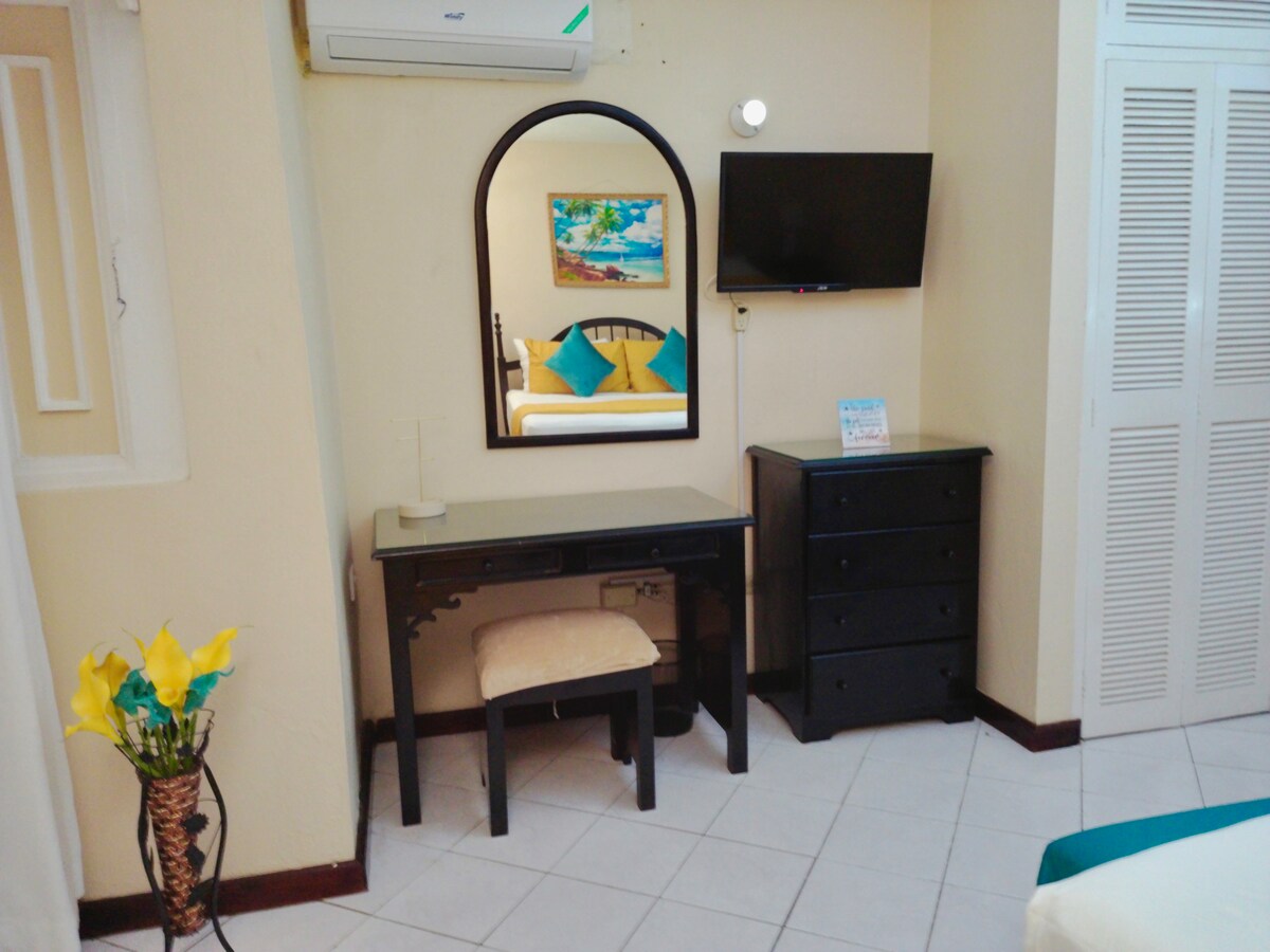 Beachfront Getaway•King Bed•Pool•Family Friendly - Photo 22