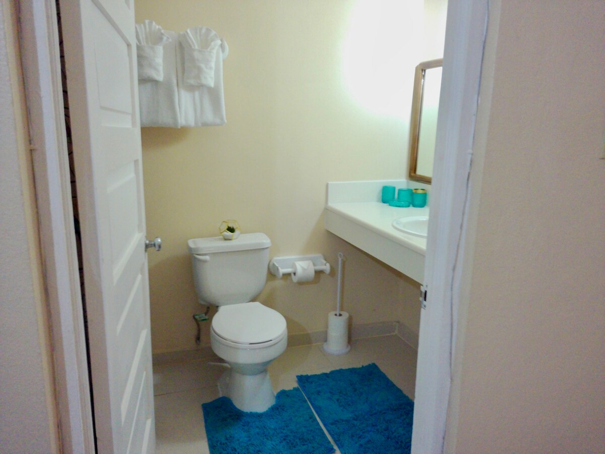 Beachfront Getaway•King Bed•Pool•Family Friendly - Photo 28