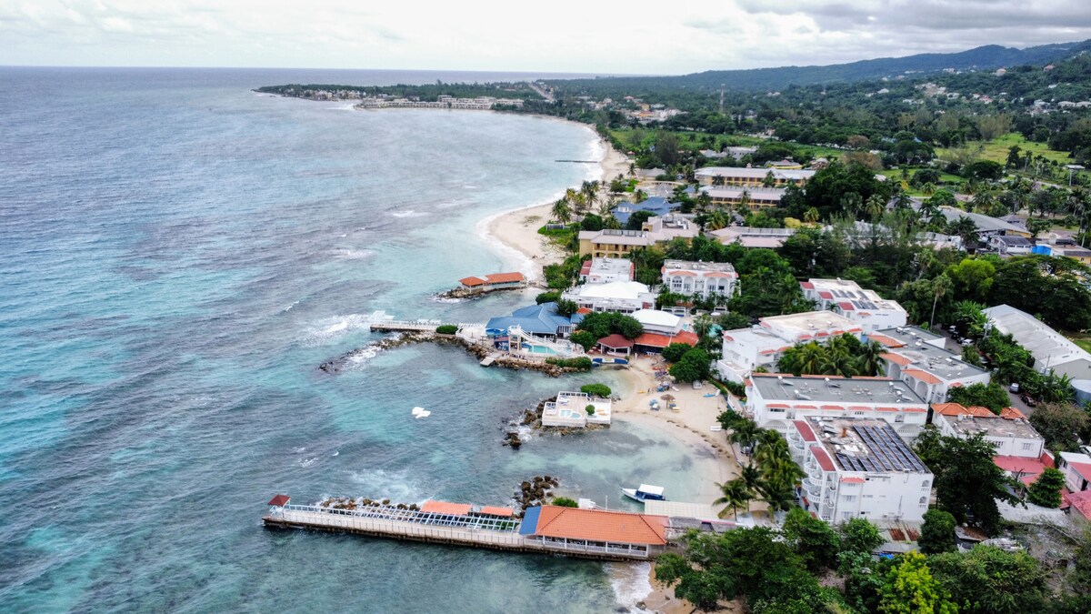 Beachfront Getaway•King Bed•Pool•Family Friendly - Photo 64