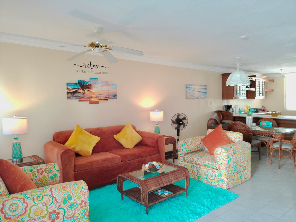 Beachfront Getaway•King Bed•Pool•Family Friendly - Photo 2