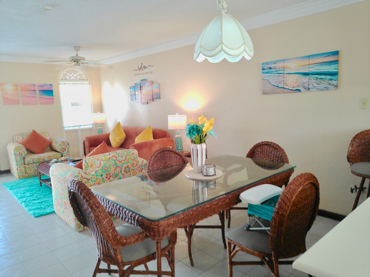 Beachfront Getaway•King Bed•Pool•Family Friendly - Photo 8