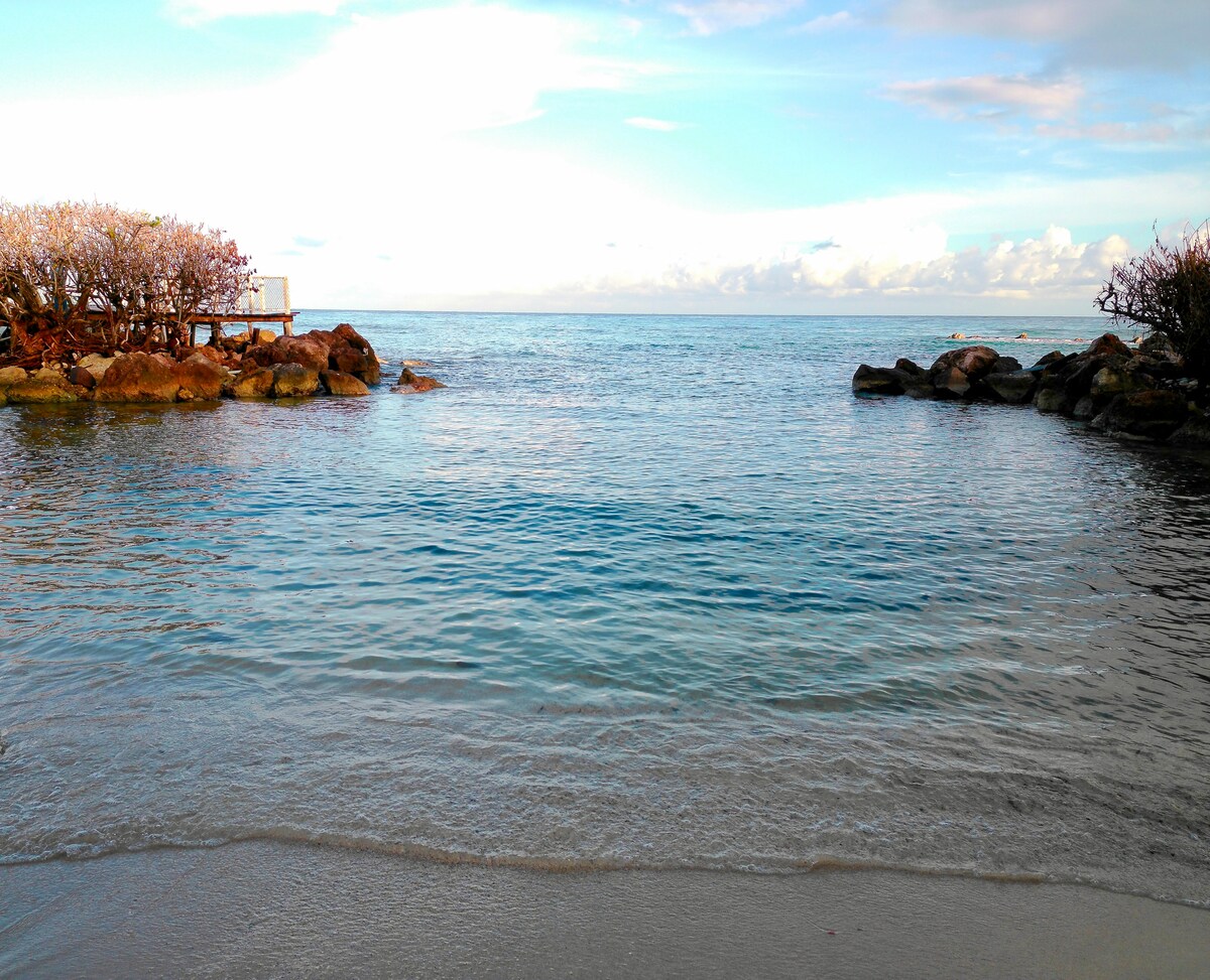 Beachfront Getaway•King Bed•Pool•Family Friendly - Photo 17