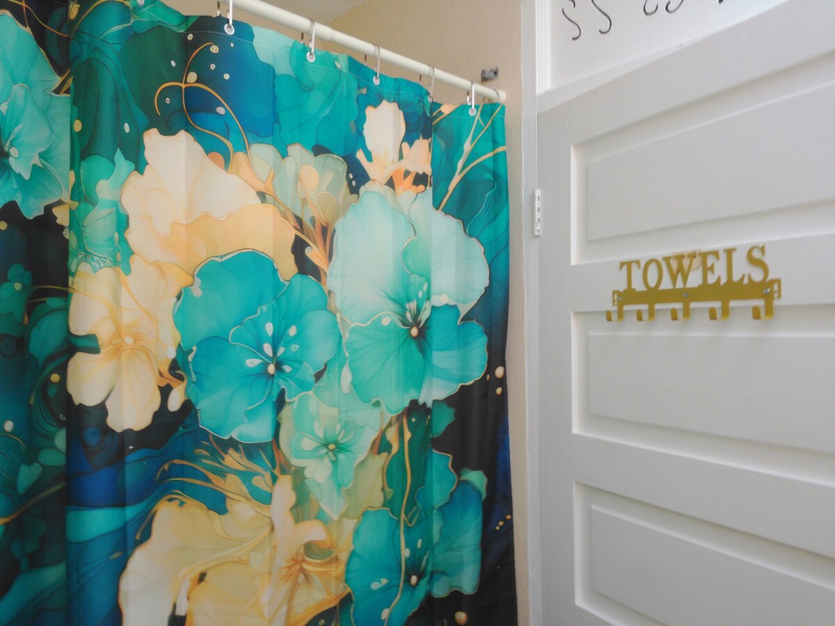 Beachfront Getaway•King Bed•Pool•Family Friendly - Photo 18