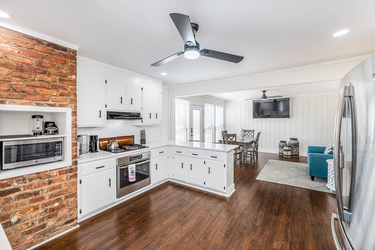 4- BR Country House near everything. 2 acres