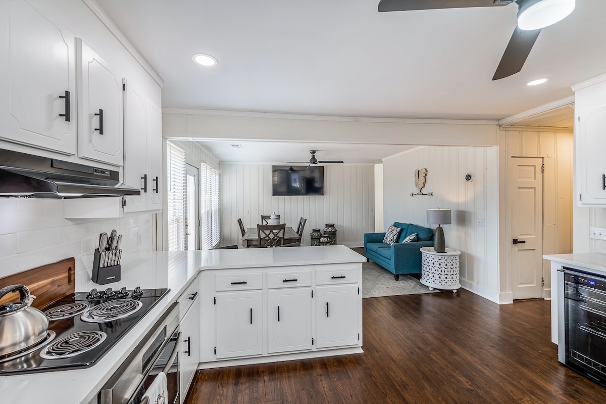 4- BR Country House near everything. 2 acres - Photo 6