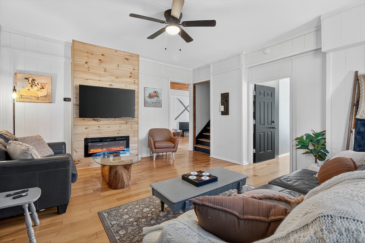 FLXFarmhouse-7Bd-6Ba-HotTub-Firepit-Arcade-Pets - Photo 4