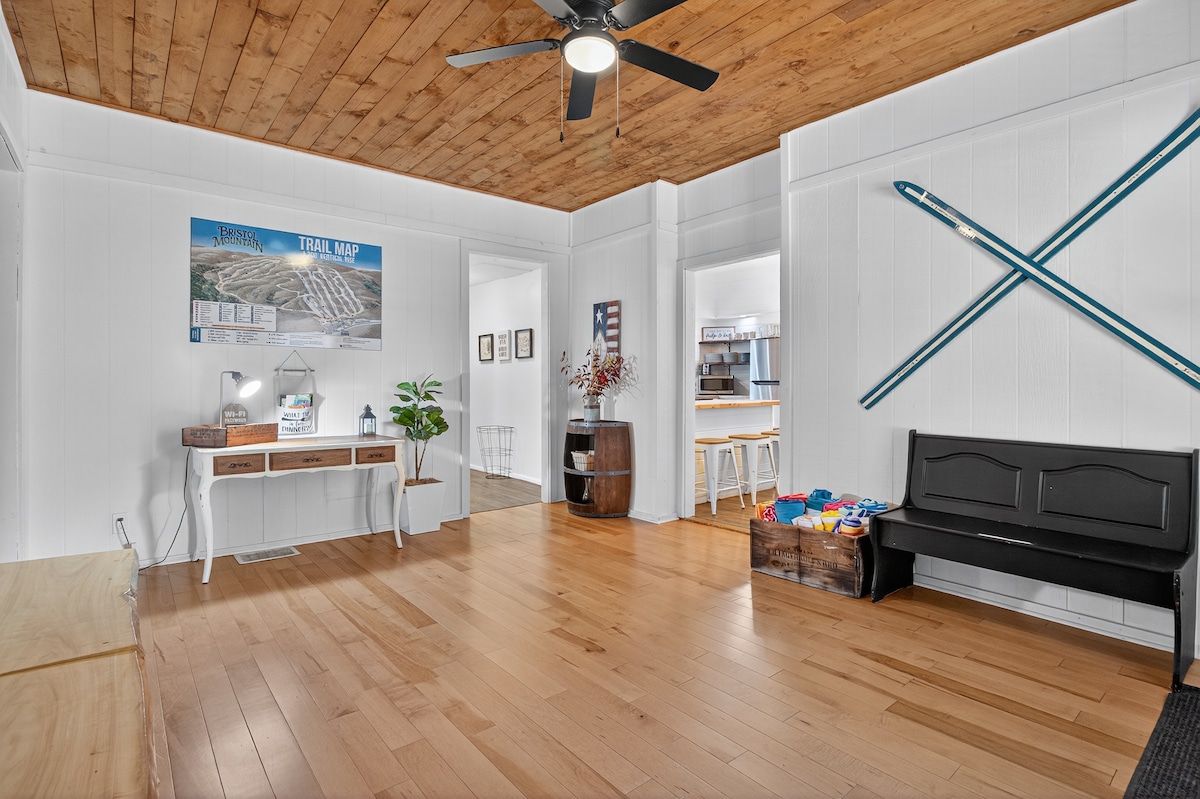 FLXFarmhouse-7Bd-6Ba-HotTub-Firepit-Arcade-Pets - Photo 8