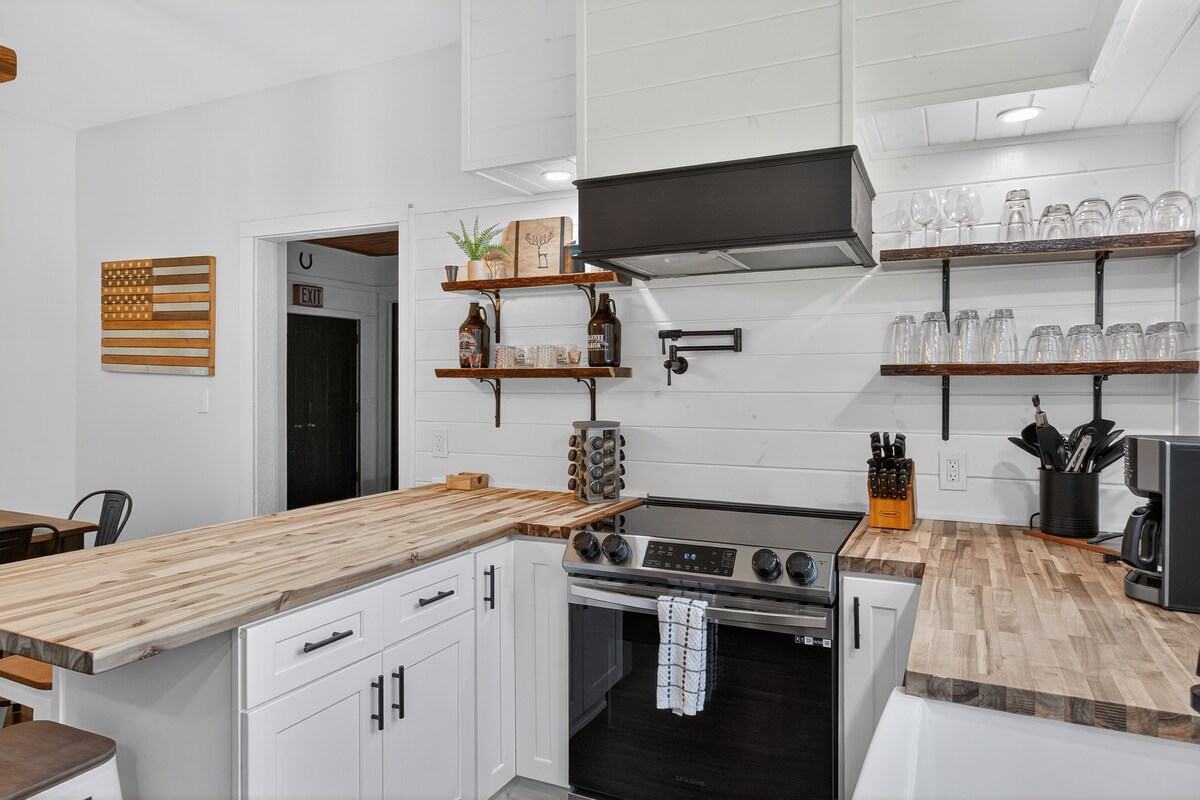 FLXFarmhouse-7Bd-6Ba-HotTub-Firepit-Arcade-Pets - Photo 16