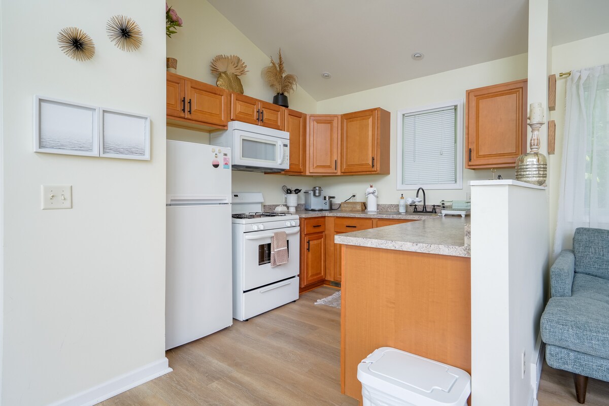 Lake House-Sunset Views-HOT TUB-Couples Retreat - Photo 27