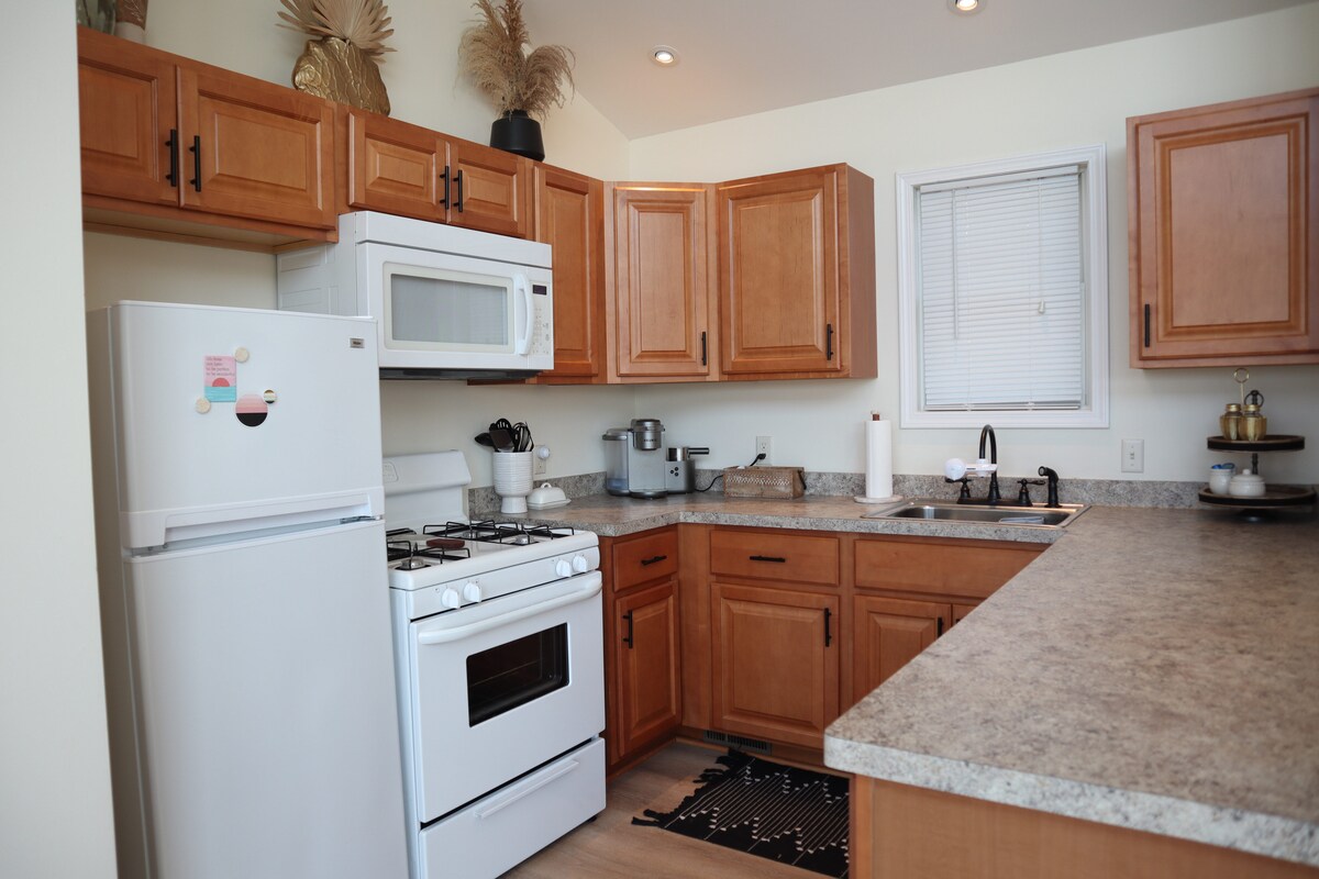 Lake House-Sunset Views-HOT TUB-Couples Retreat - Photo 30