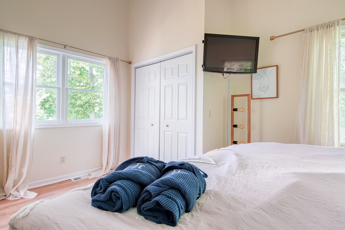 Lake House-Sunset Views-HOT TUB-Couples Retreat - Photo 32