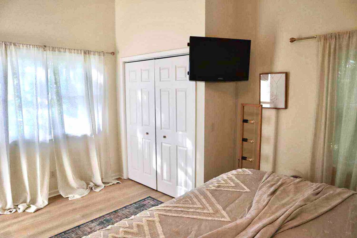 Lake House-Sunset Views-HOT TUB-Couples Retreat - Photo 33