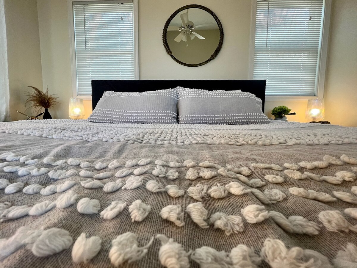 Lake House-Sunset Views-HOT TUB-Couples Retreat - Photo 37