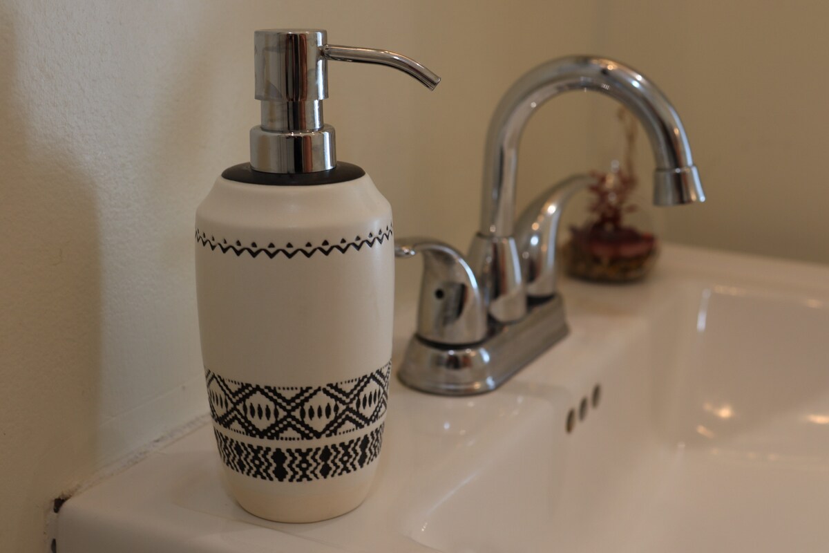 Lake House-Sunset Views-HOT TUB-Couples Retreat - Photo 44